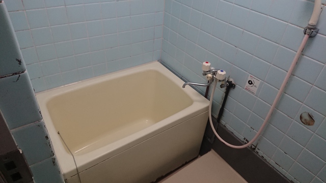 コンクリート打ちっ放しに浴槽を置いたタイプの浴室です。30年ほど前にはよく見られたものですが、今では写真を見ただけで入居者からは敬遠されてしまいます。